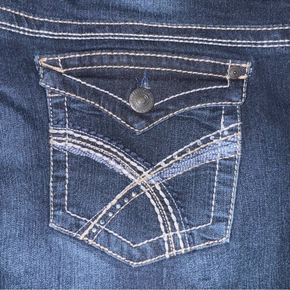 Wallflower Women’s 34x28 Luscious Curvy Fit Bootcut Jeans Raw Hem Dark Wash - Picture 4 of 8